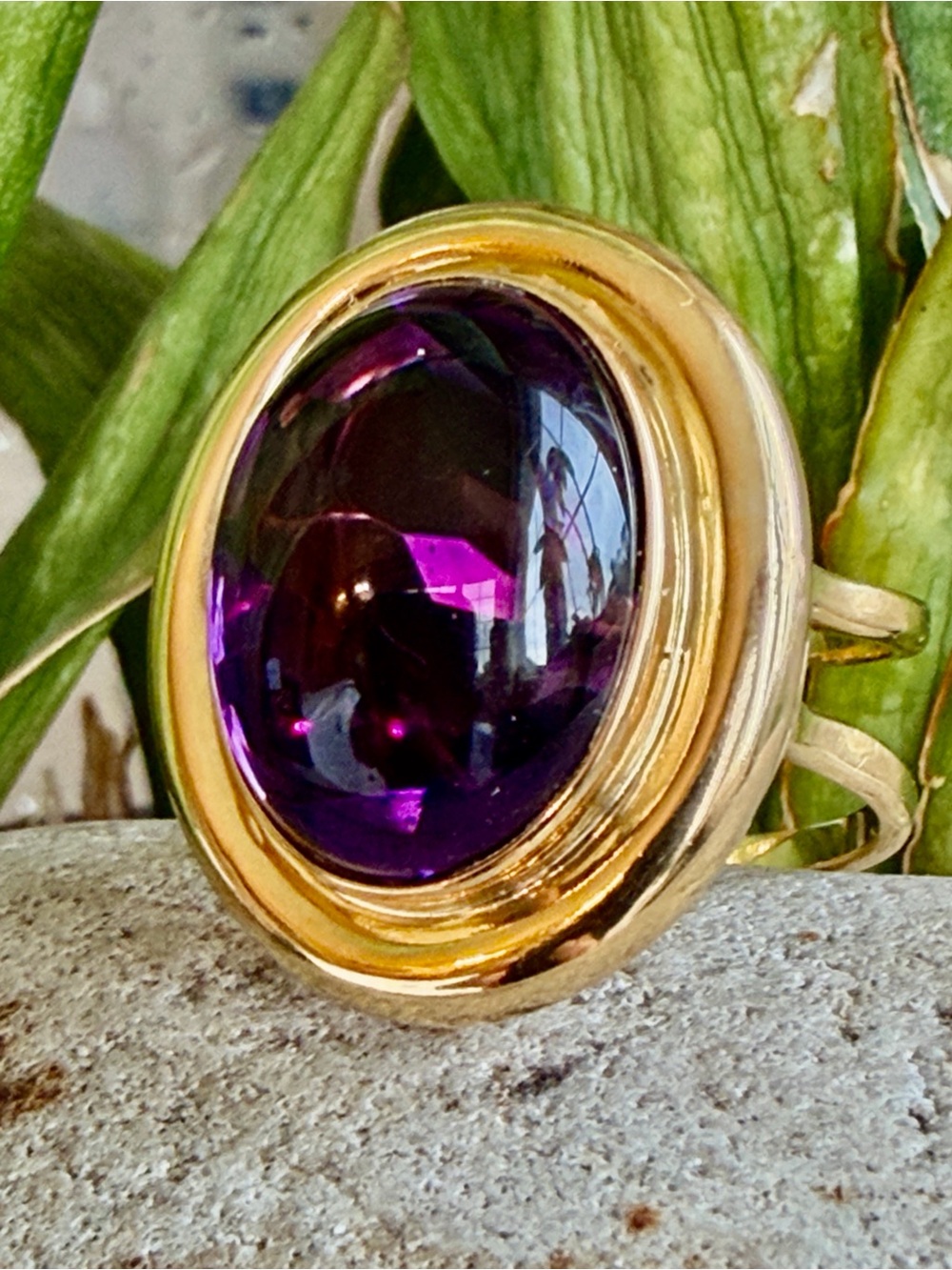18 karat gold and amethyst ring